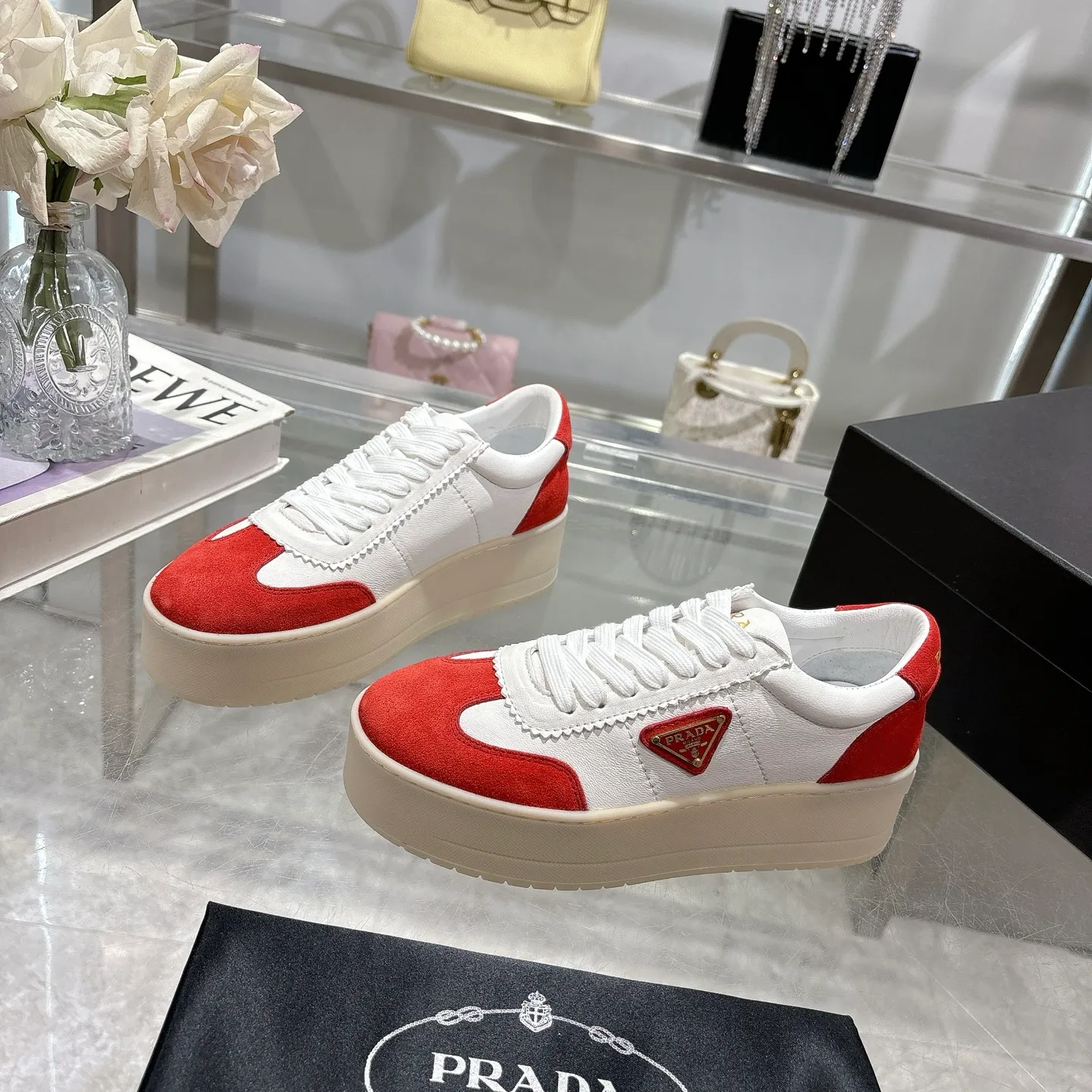 👟👟Ex-factory price 540👟👟 Prada 25 new thick-soled casual sneakers. This sneaker continues the timeless silhouette and is a new classic item. Crafted from leather to enhance style. The style is light, with a triangle buckle logo and a 5CM thick sole. It is suitable for all seasons and can be matched with all kinds of casual styles. In an era where various styles are full of attention, the most long-term companion and the one that captures people's hearts bit by bit is undoubtedly the white shoe. Fabric: Cowhide Lining: Sheepskin Outsole: Original TPU two-color outsole Sole thickness: 5CM Size female 35-40